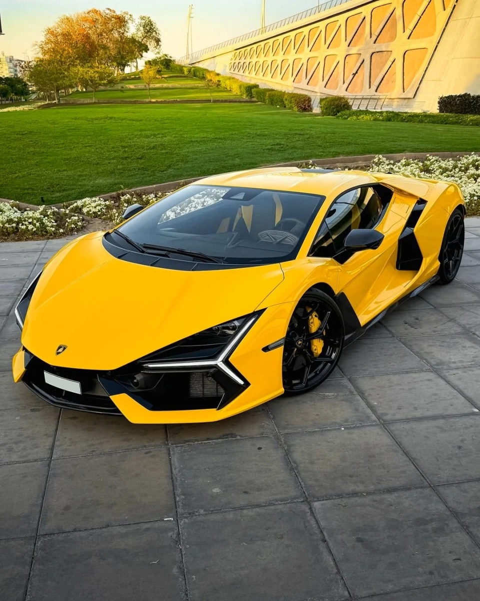 Lamborghini Revuelto 2024